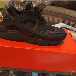 size 8 women’s Nike’s